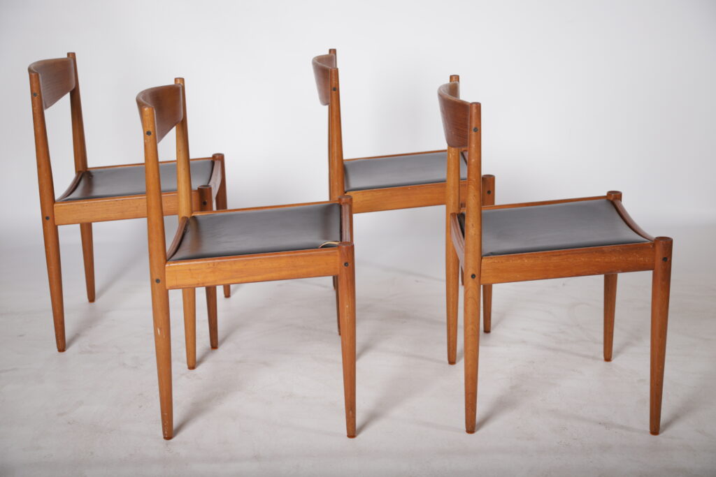 Fire spisestole med sorte sæder, massiv teak