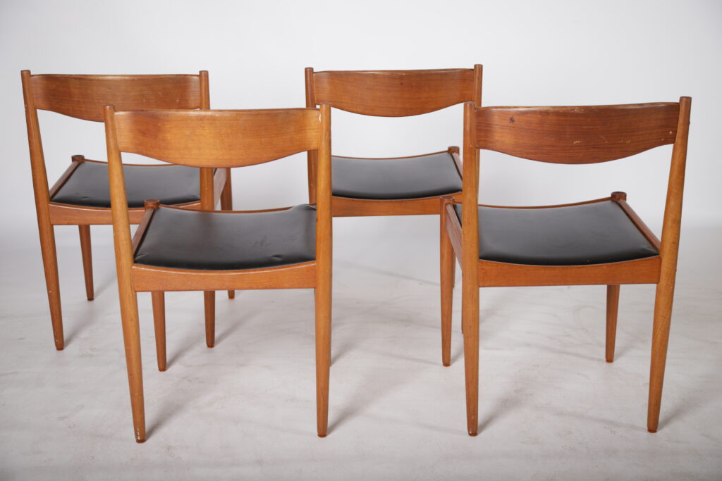 Fire spisestole med sorte sæder, massiv teak