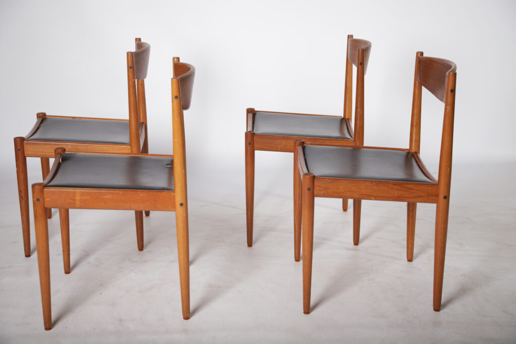 Fire spisestole med sorte sæder, massiv teak