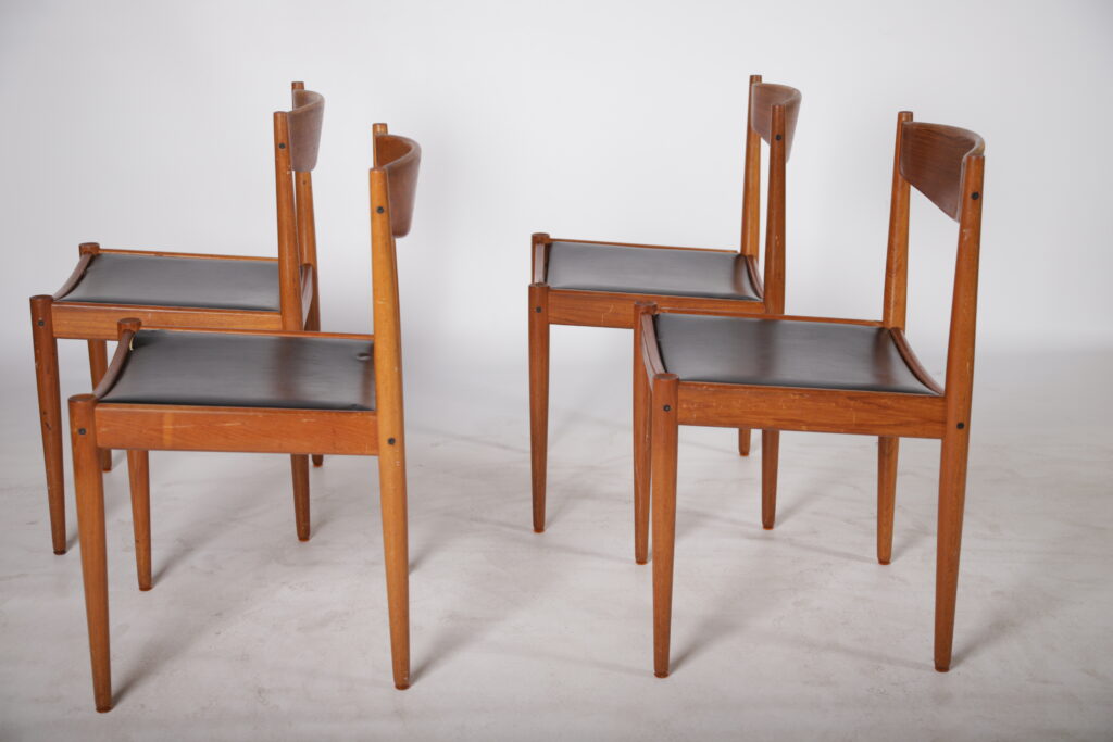 Fire spisestole med sorte sæder, massiv teak