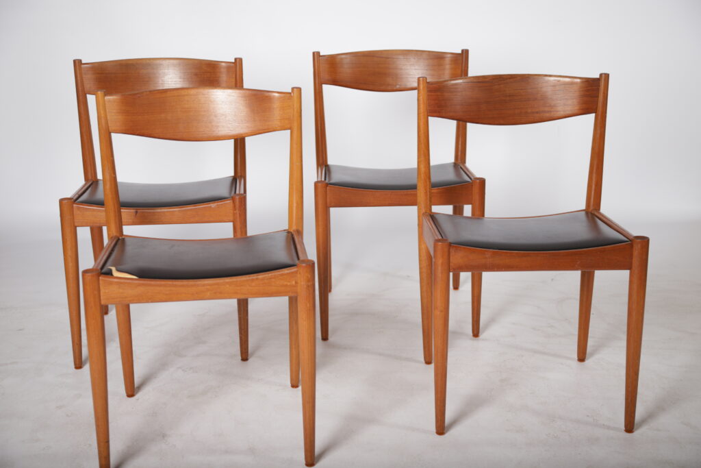 Fire spisestole med sorte sæder, massiv teak