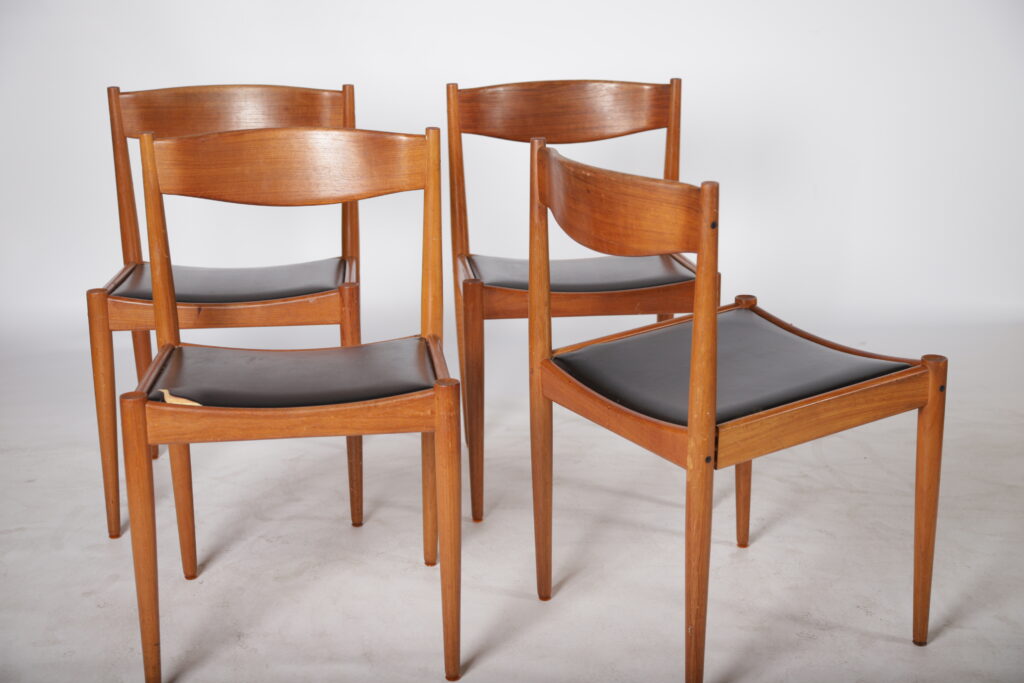 Fire spisestole med sorte sæder, massiv teak