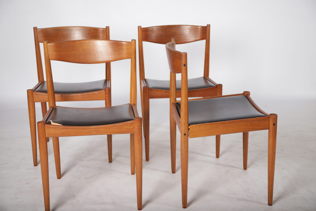 Fire spisestole med sorte sæder, massiv teak