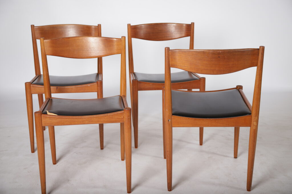 Fire spisestole med sorte sæder, massiv teak