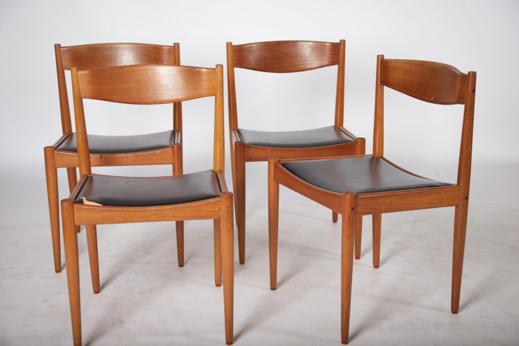 Fire spisestole med sorte sæder, massiv teak