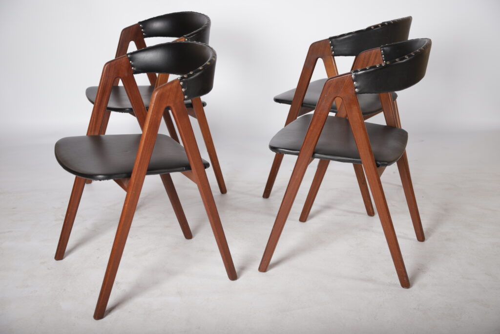 Fire savbuk spisestole med sort sæde- og rygpolstring, teak