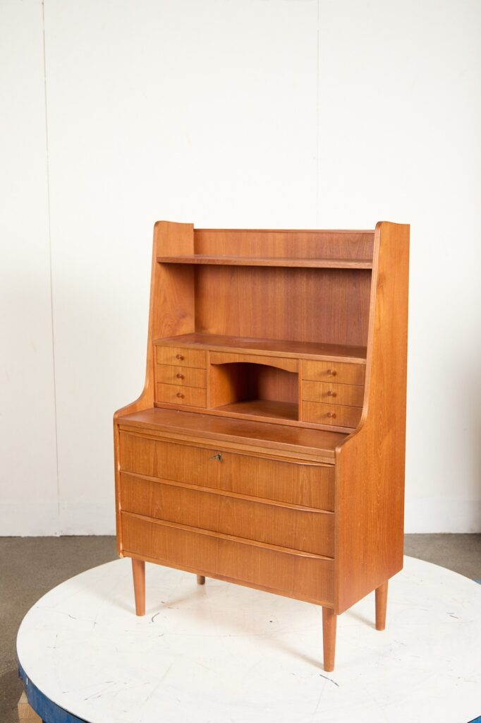 Sekretær, udtræksplade, hylder, skuffer, teak