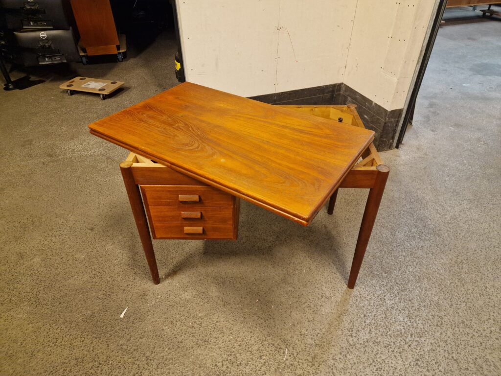 Fritstående skrivebord med drejbar plade, teak, Børge Mogensen