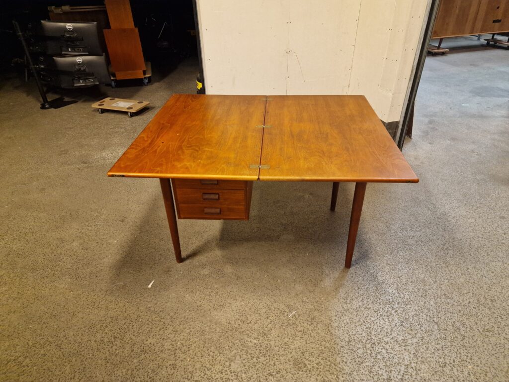 Fritstående skrivebord med drejbar plade, teak, Børge Mogensen