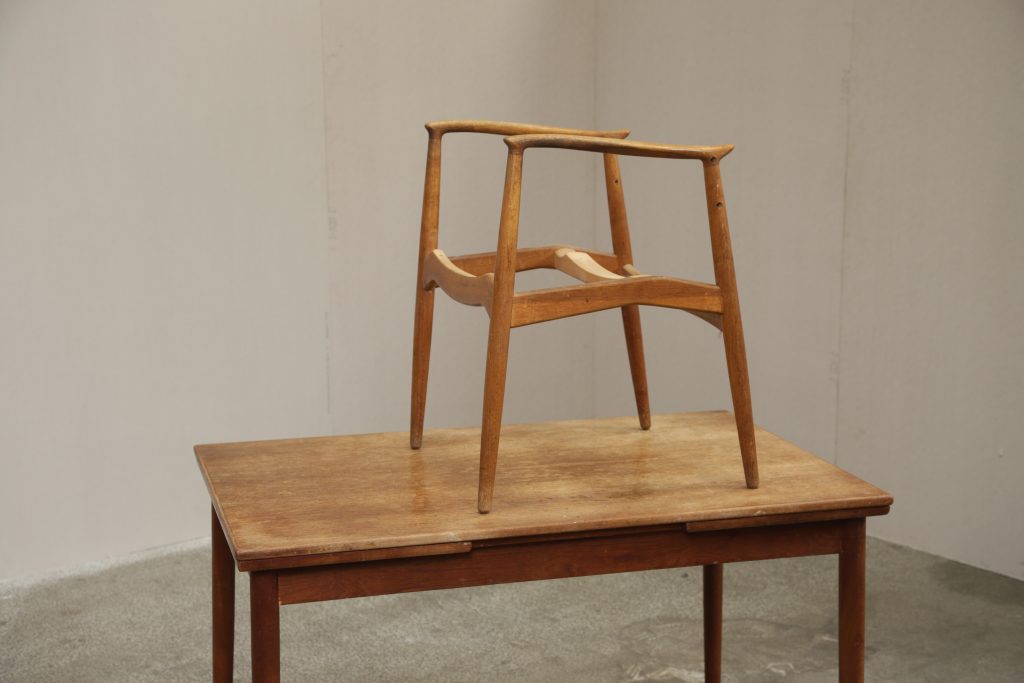 Armstol, Erik Buch Captains Chair, egetræ, til renovering