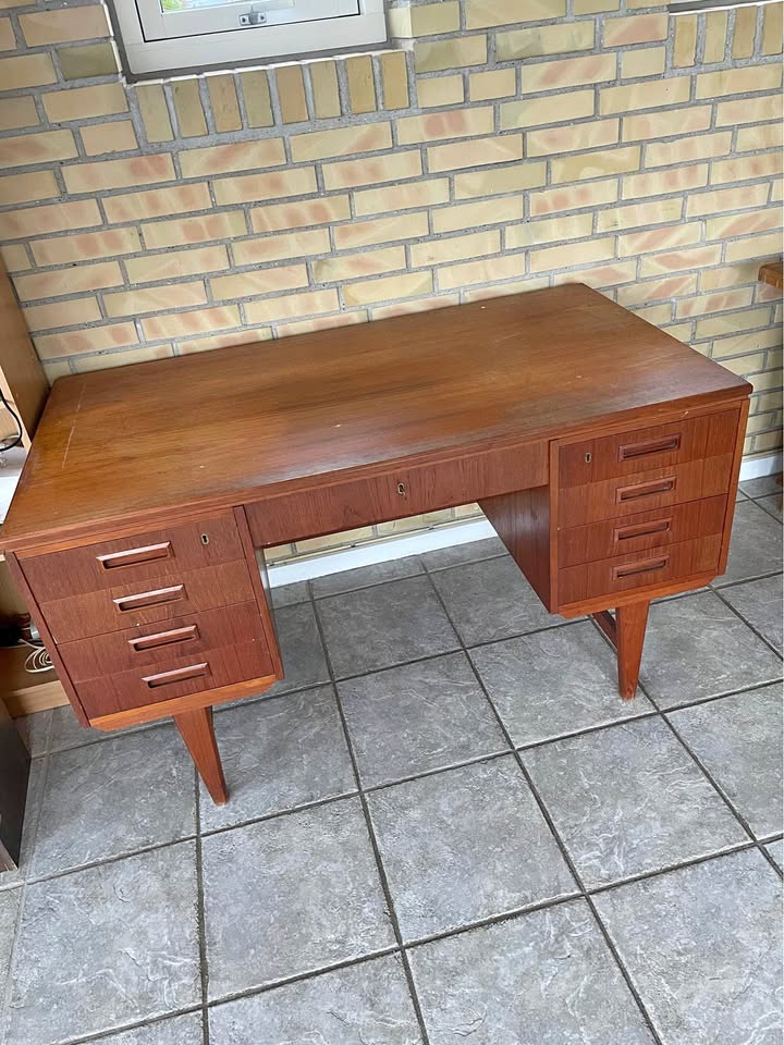 Skrivebord, fire skuffer, teak, AP møbler Svenstrup