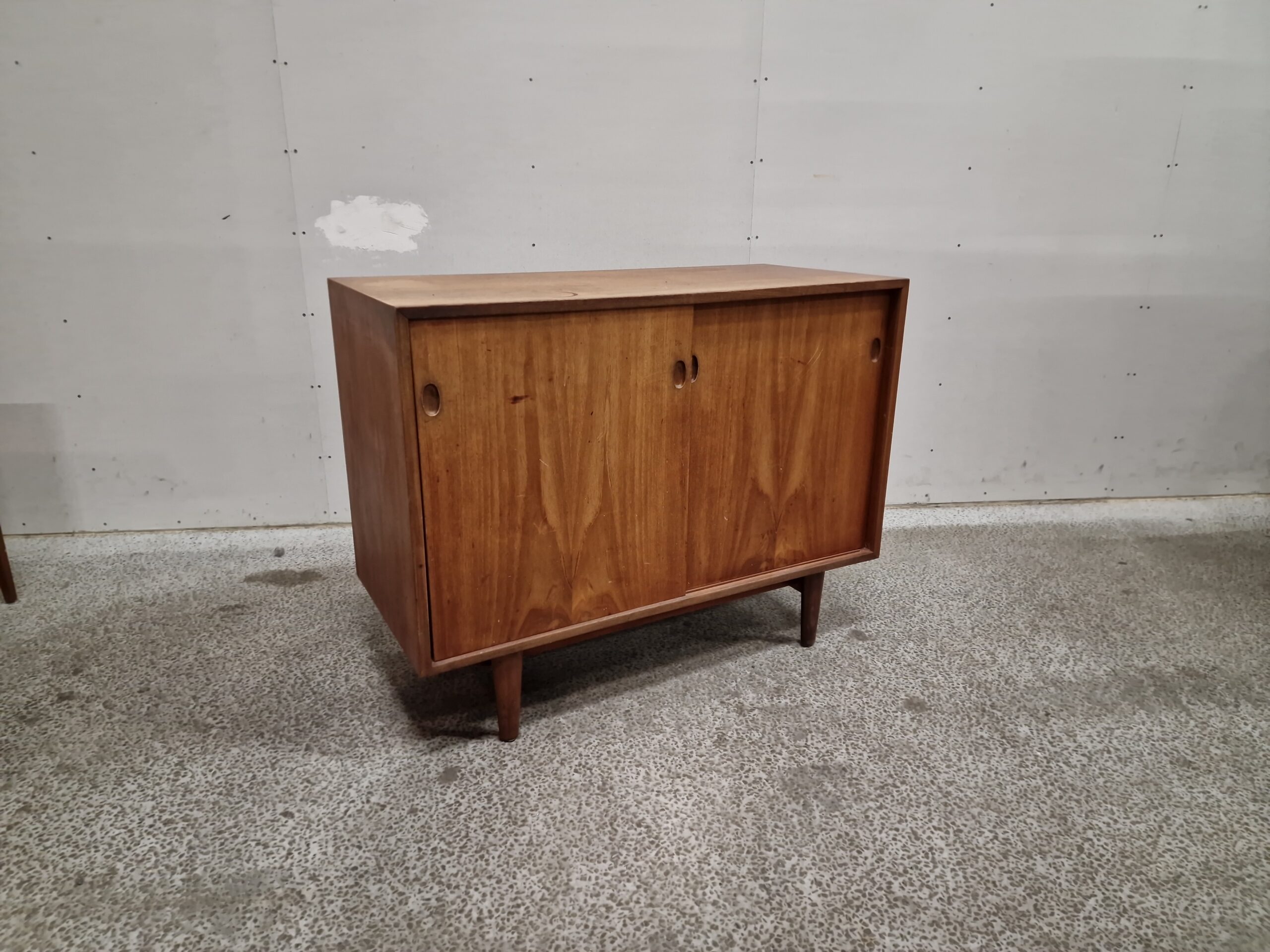 Smal skænk med skydelåger, teak - Image 1