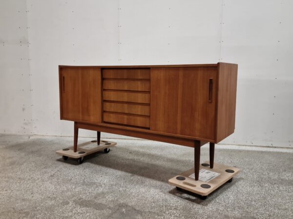 Lav skænk i teak med skydelåger og skuffer