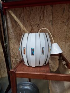 Pendel, hvid metal prisme lampe af Werner Schou for Coronell Elektro