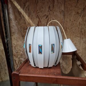 Pendel, hvid metal prisme lampe af Werner Schou for Coronell Elektro