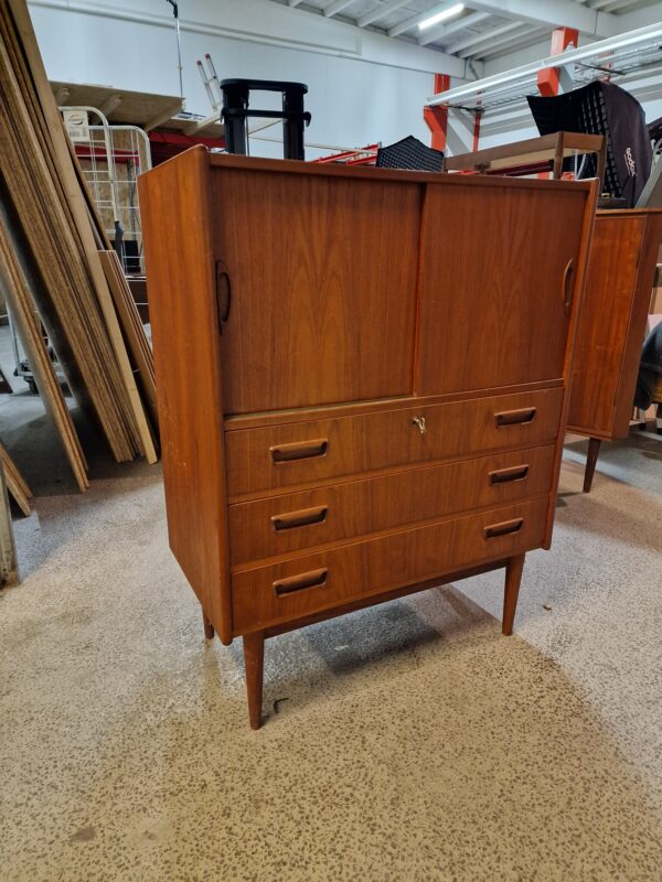 Kommode med skydelåger