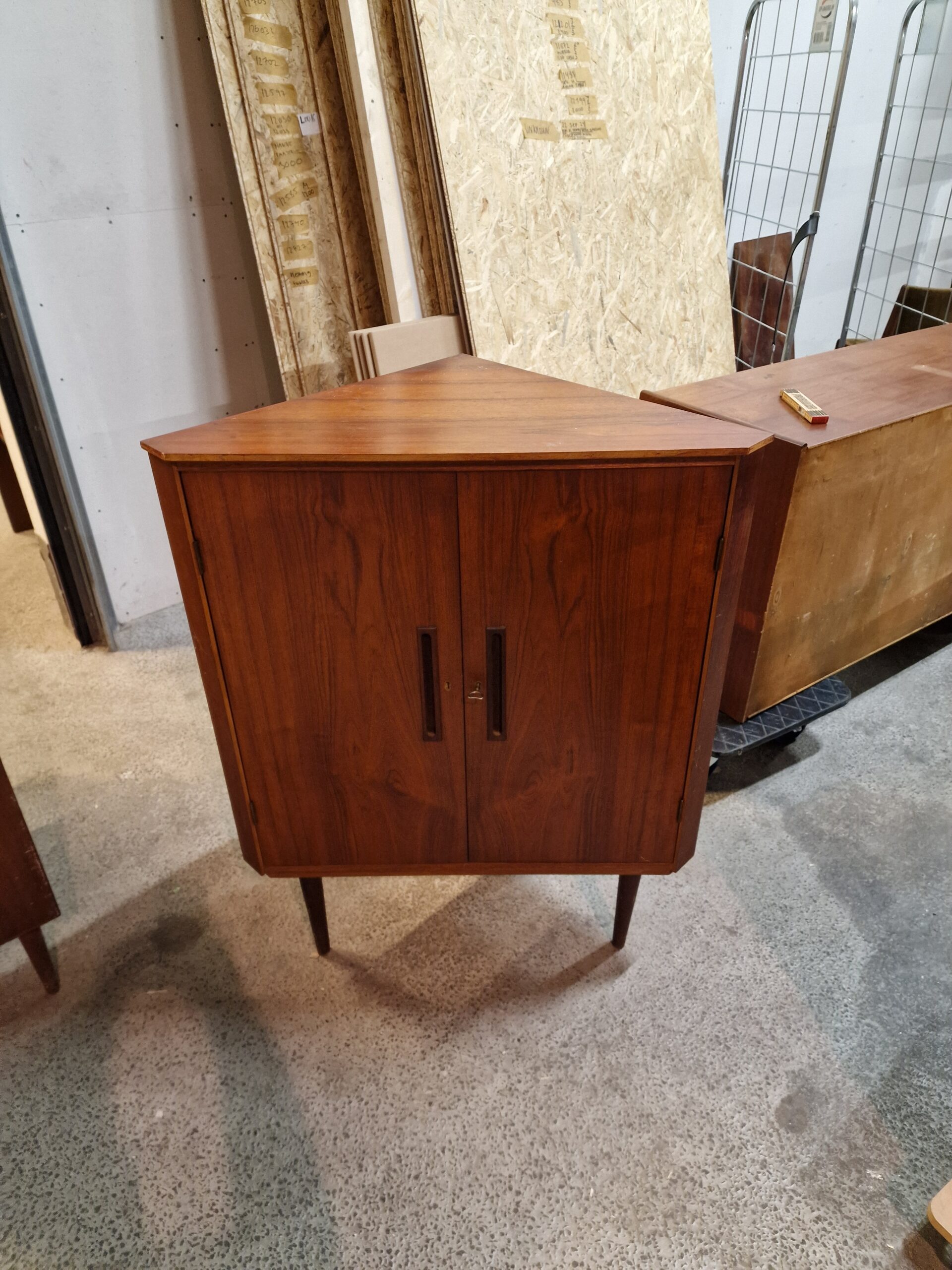 Hjørneskab - Image 1