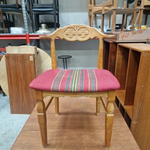 Én spisestol, massiv egetræ, Henning Kjærnulf - Image 2