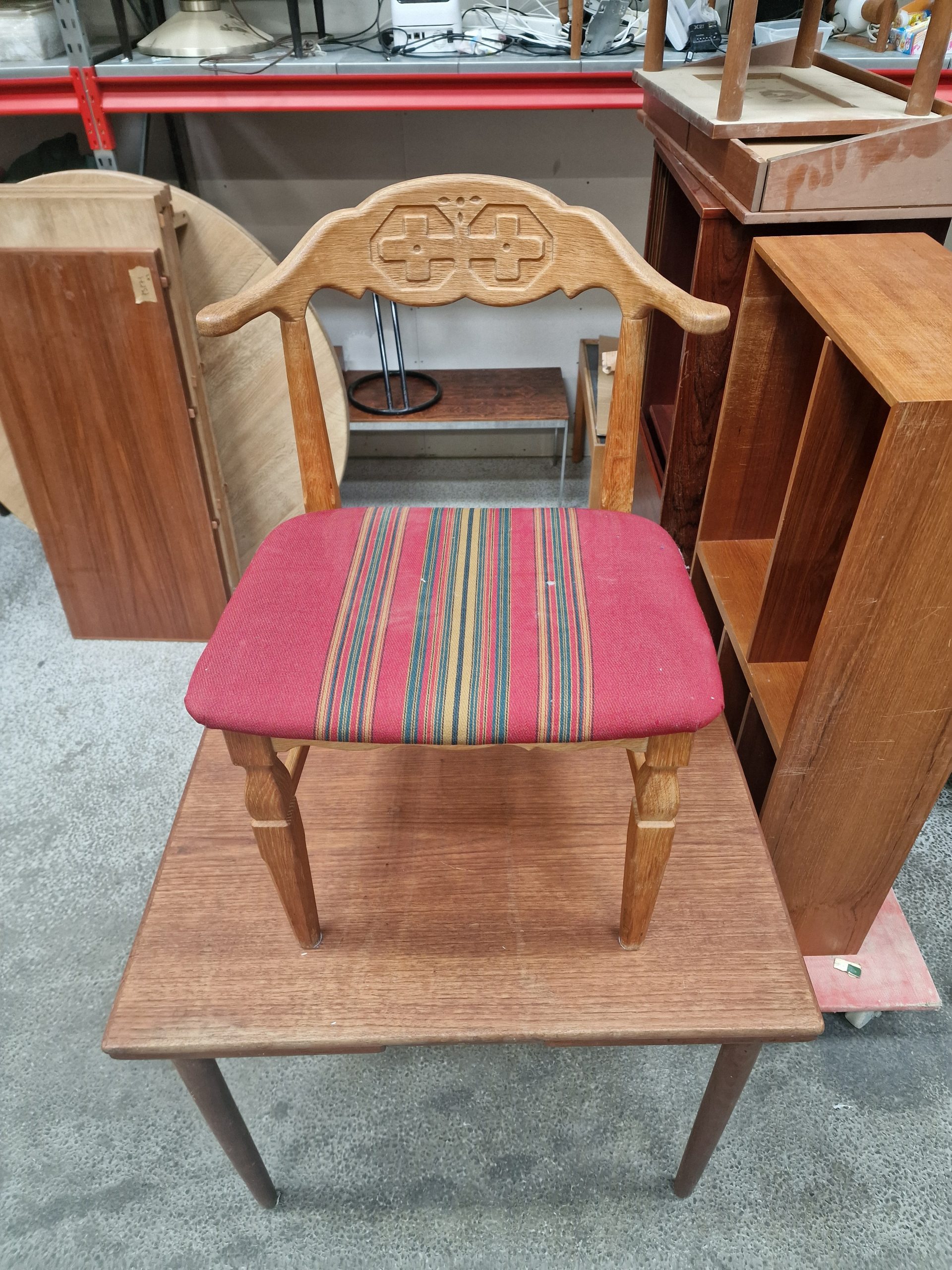 Én spisestol, massiv egetræ, Henning Kjærnulf - Image 4