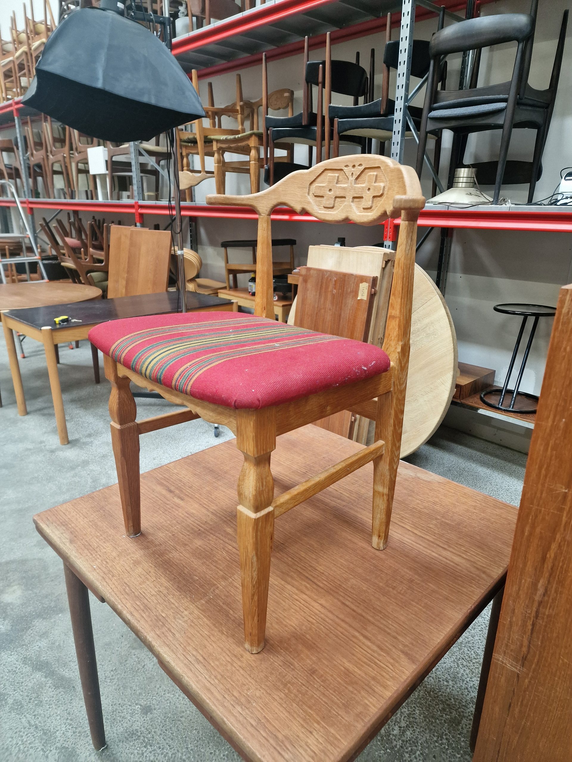 Én spisestol, massiv egetræ, Henning Kjærnulf - Image 3