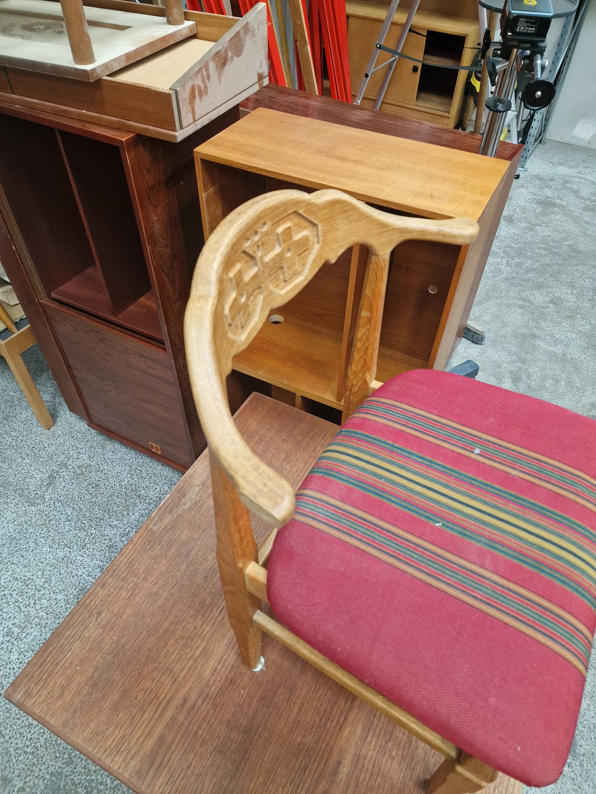 Én spisestol, massiv egetræ, Henning Kjærnulf - Image 6