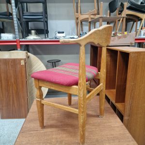 Én spisestol, massiv egetræ, Henning Kjærnulf - Image 9