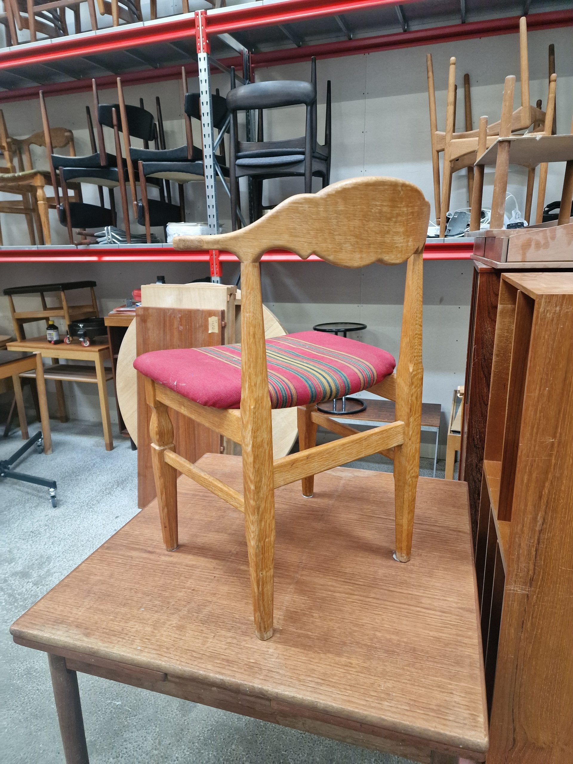 Én spisestol, massiv egetræ, Henning Kjærnulf - Image 10