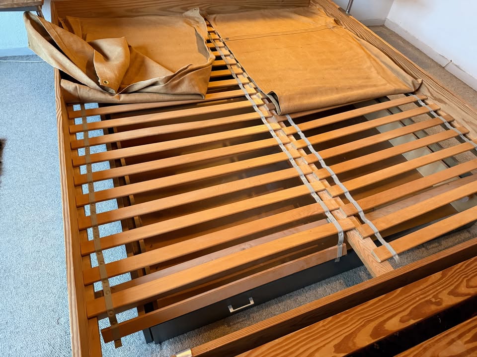 Dobbeltseng-ramme i fyrretræ