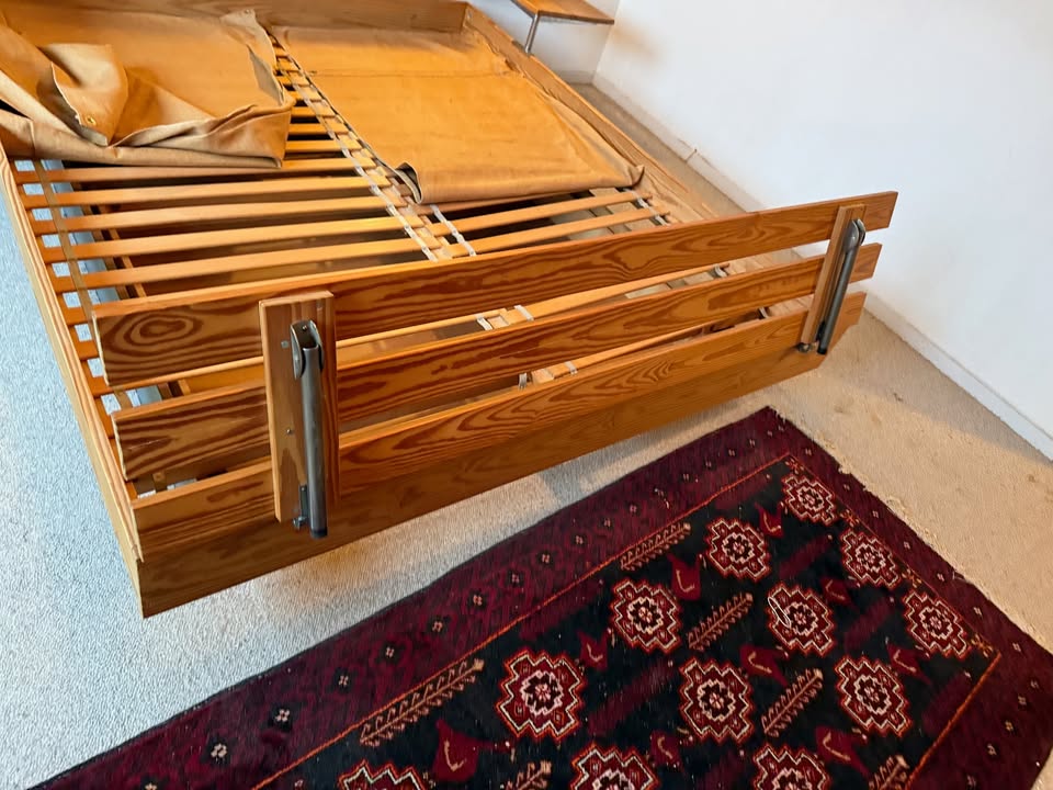 Dobbeltseng-ramme i fyrretræ