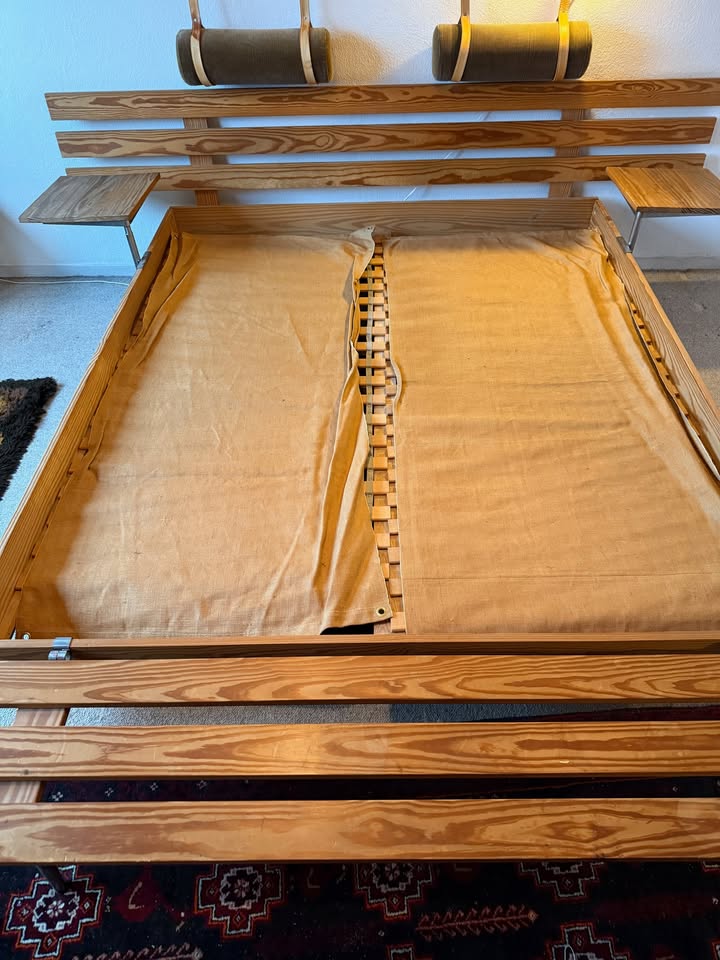 Dobbeltseng-ramme i fyrretræ