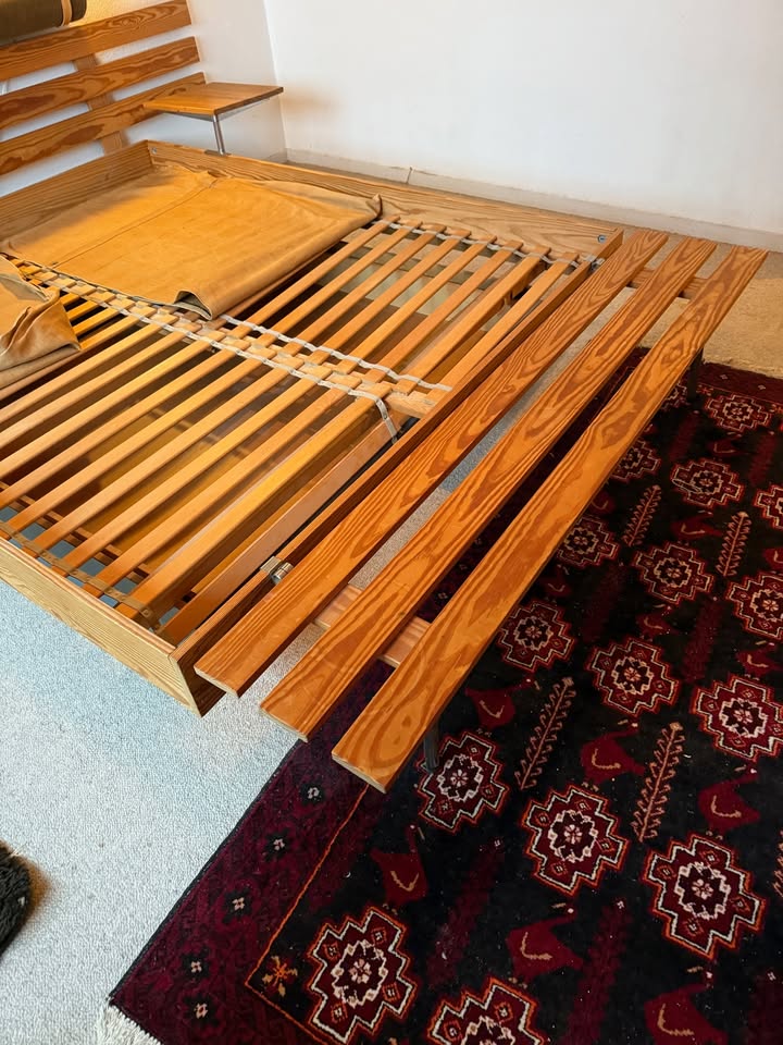 Dobbeltseng-ramme i fyrretræ