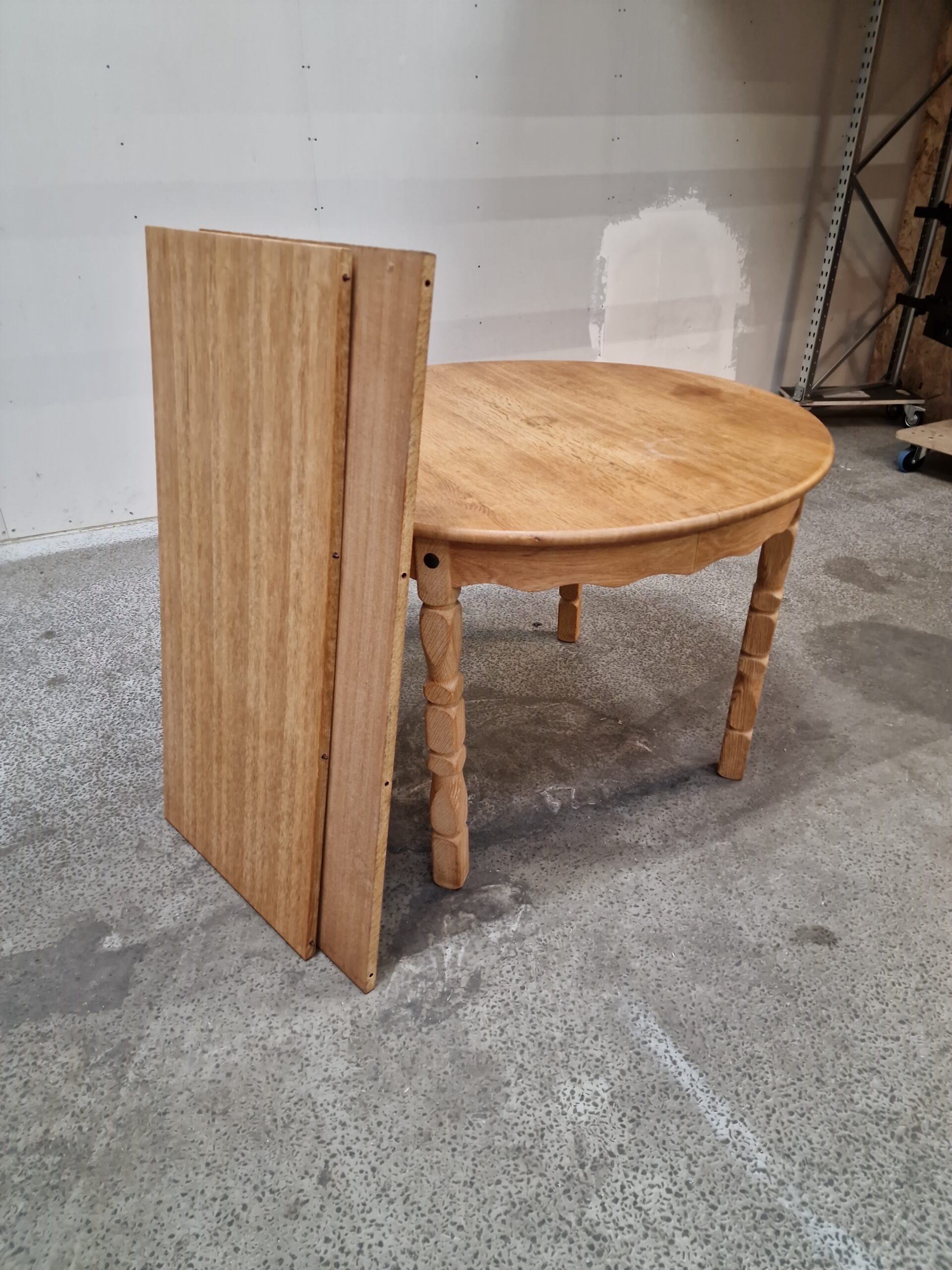 Rundt spisebord med tillægsplader, massiv egetræ - Image 1