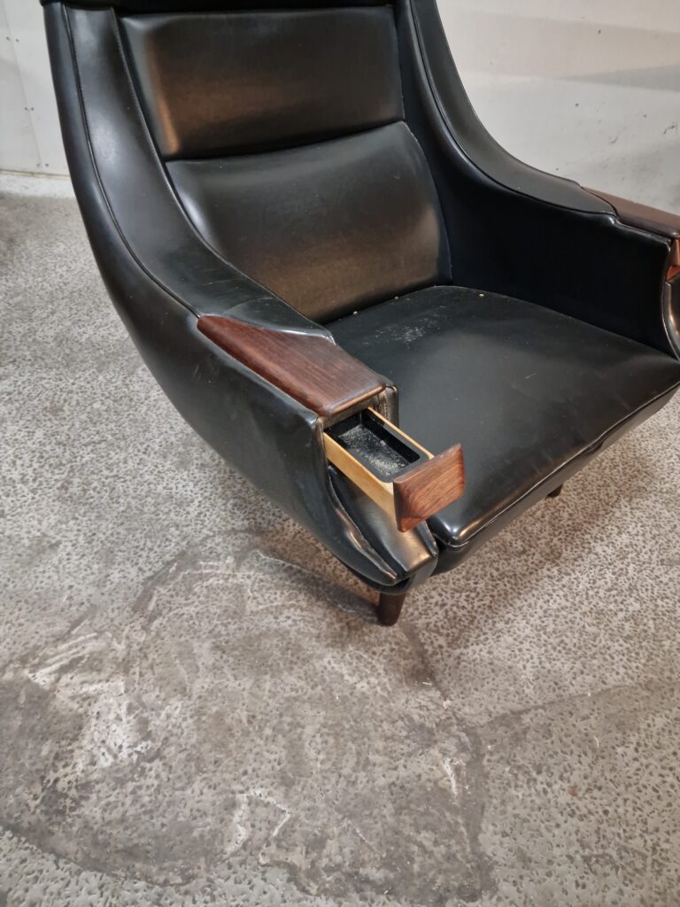 Lænestol med indbygget askebæger af H. W. Klein for Bramin Møbler