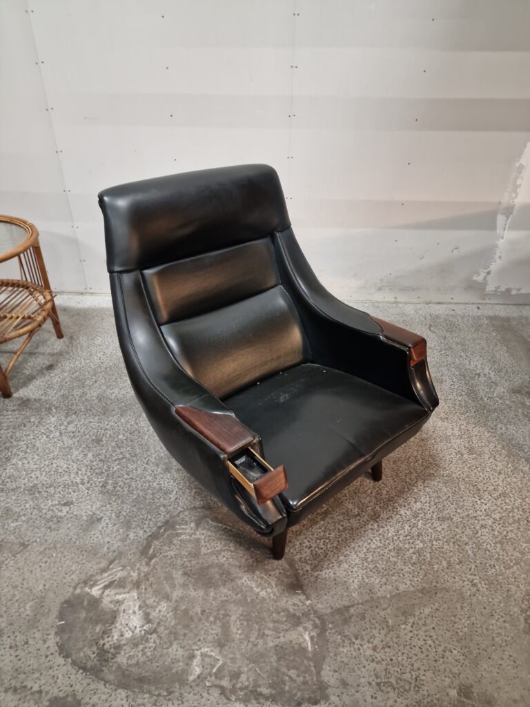 Lænestol med indbygget askebæger af H. W. Klein for Bramin Møbler