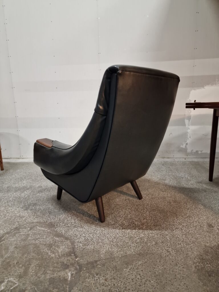 Lænestol med indbygget askebæger af H. W. Klein for Bramin Møbler