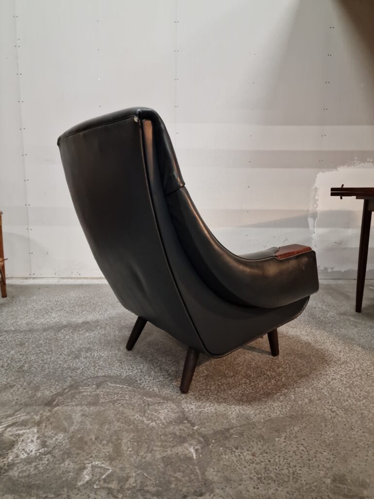 Lænestol med indbygget askebæger af H. W. Klein for Bramin Møbler