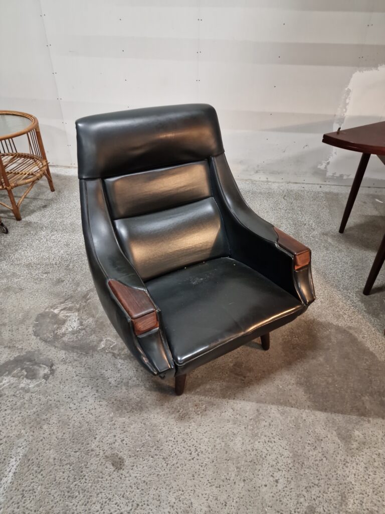 Lænestol med indbygget askebæger af H. W. Klein for Bramin Møbler