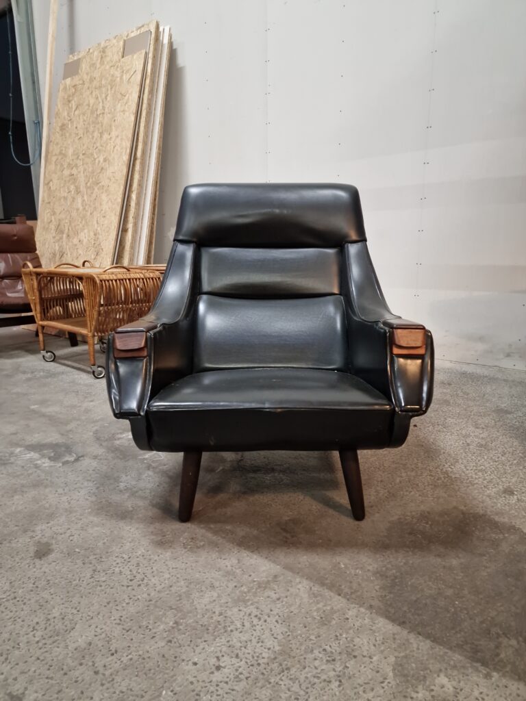 Lænestol med indbygget askebæger af H. W. Klein for Bramin Møbler