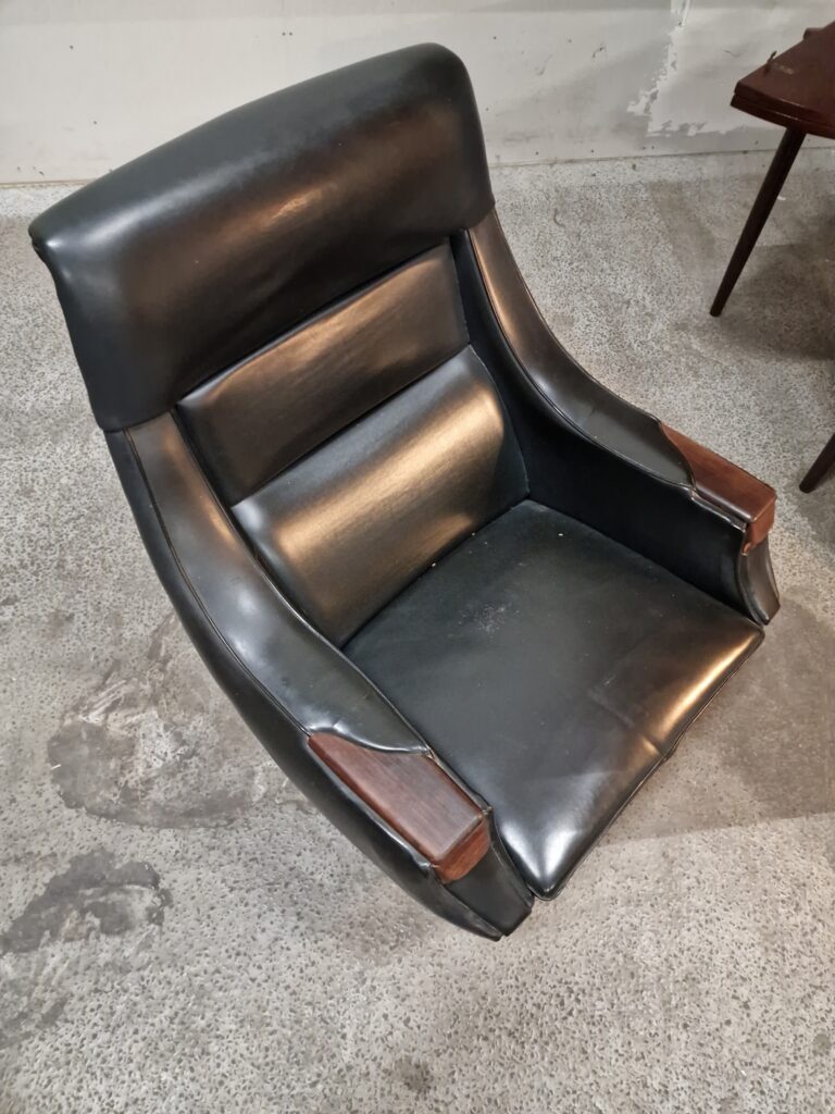 Lænestol med indbygget askebæger af H. W. Klein for Bramin Møbler