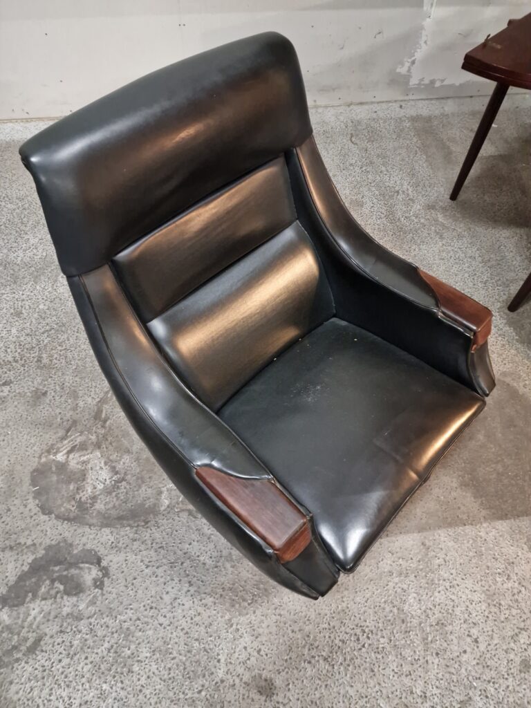 Lænestol med indbygget askebæger af H. W. Klein for Bramin Møbler