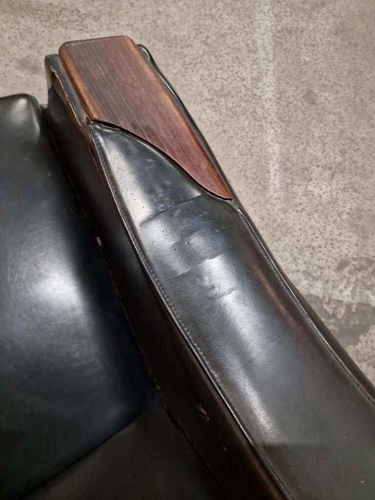 Lænestol med indbygget askebæger af H. W. Klein for Bramin Møbler