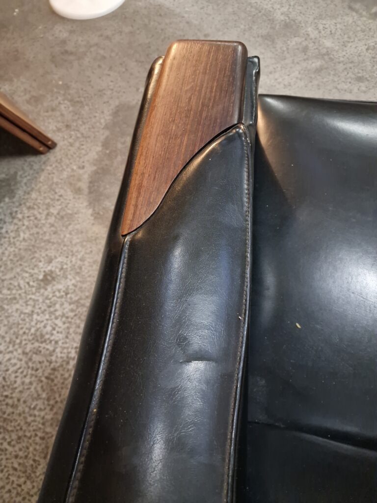 Lænestol med indbygget askebæger af H. W. Klein for Bramin Møbler