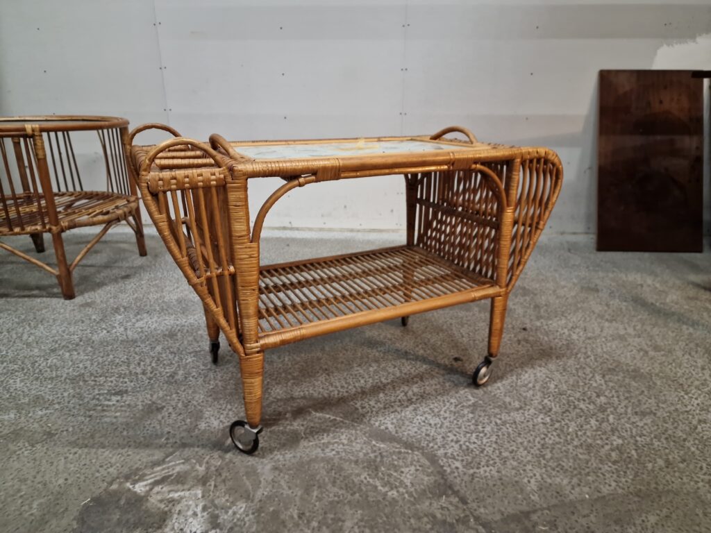 Serveringsbord i flettet bambus, med serveringsbakke