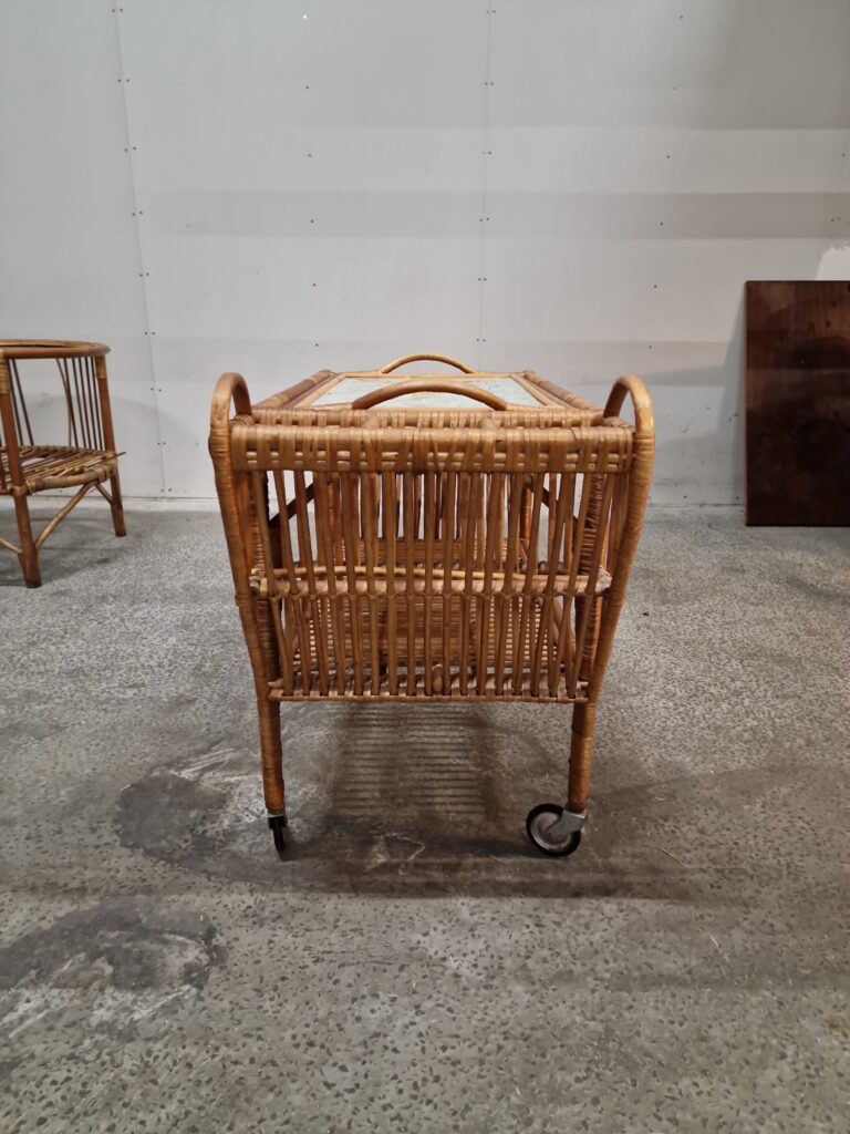 Serveringsbord i flettet bambus, med serveringsbakke