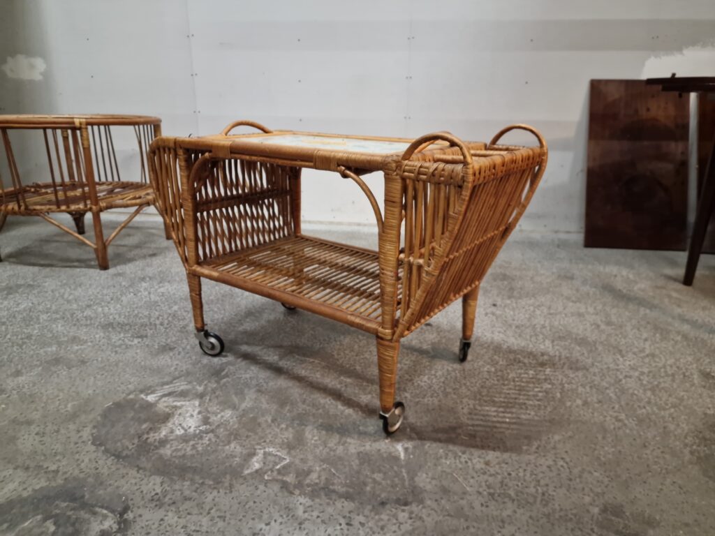 Serveringsbord i flettet bambus, med serveringsbakke