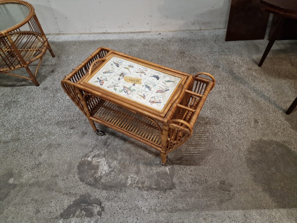 Serveringsbord i flettet bambus, med serveringsbakke