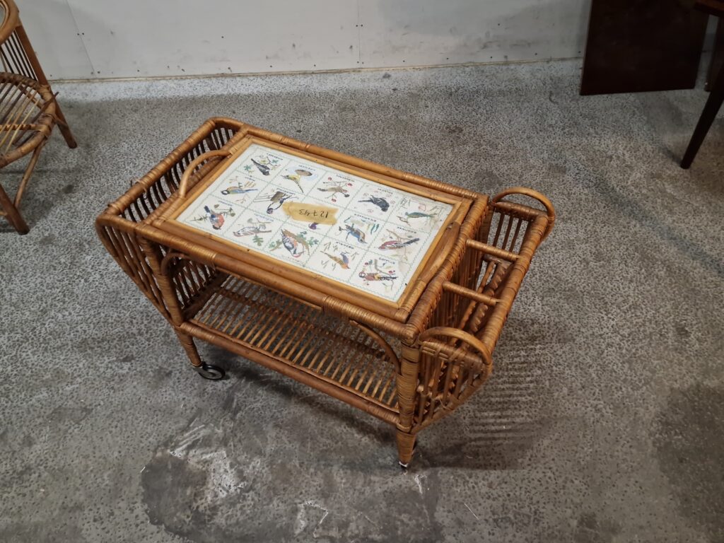 Serveringsbord i flettet bambus, med serveringsbakke