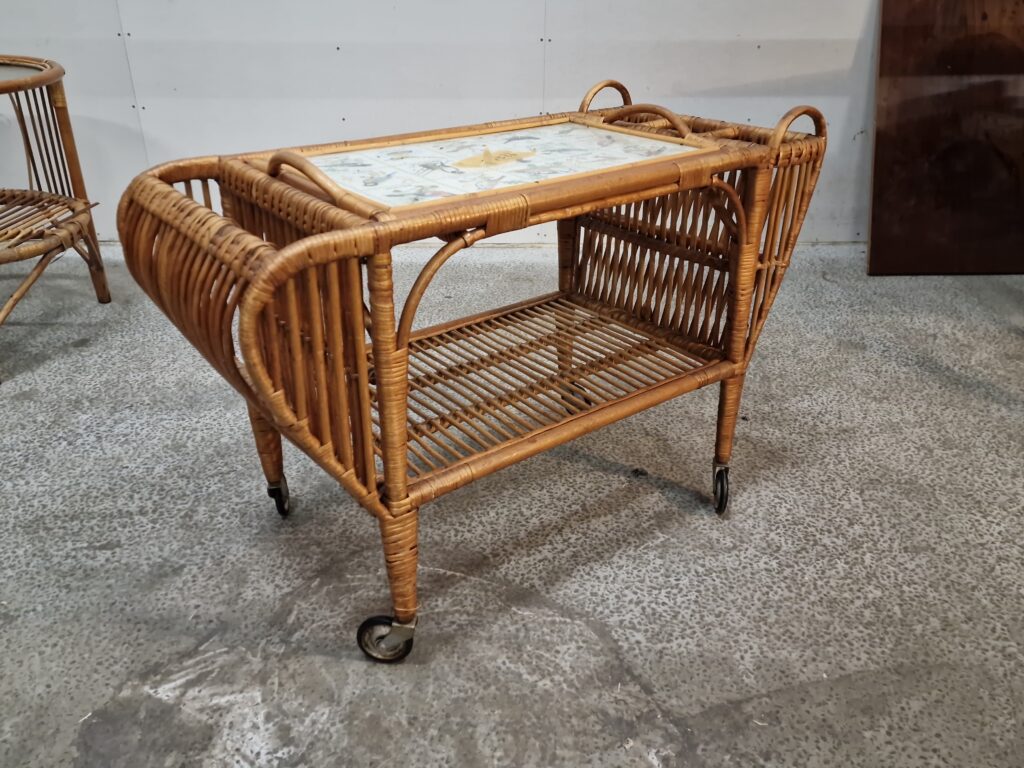 Serveringsbord i flettet bambus, med serveringsbakke