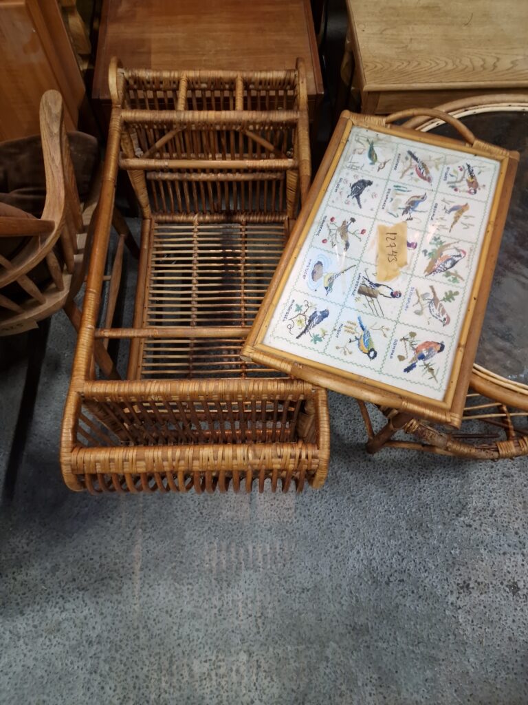 Serveringsbord i flettet bambus, med serveringsbakke