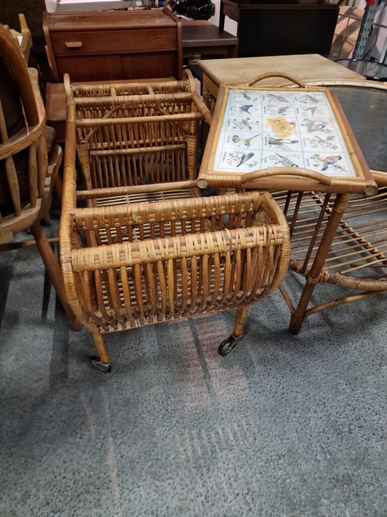 Serveringsbord i flettet bambus, med serveringsbakke